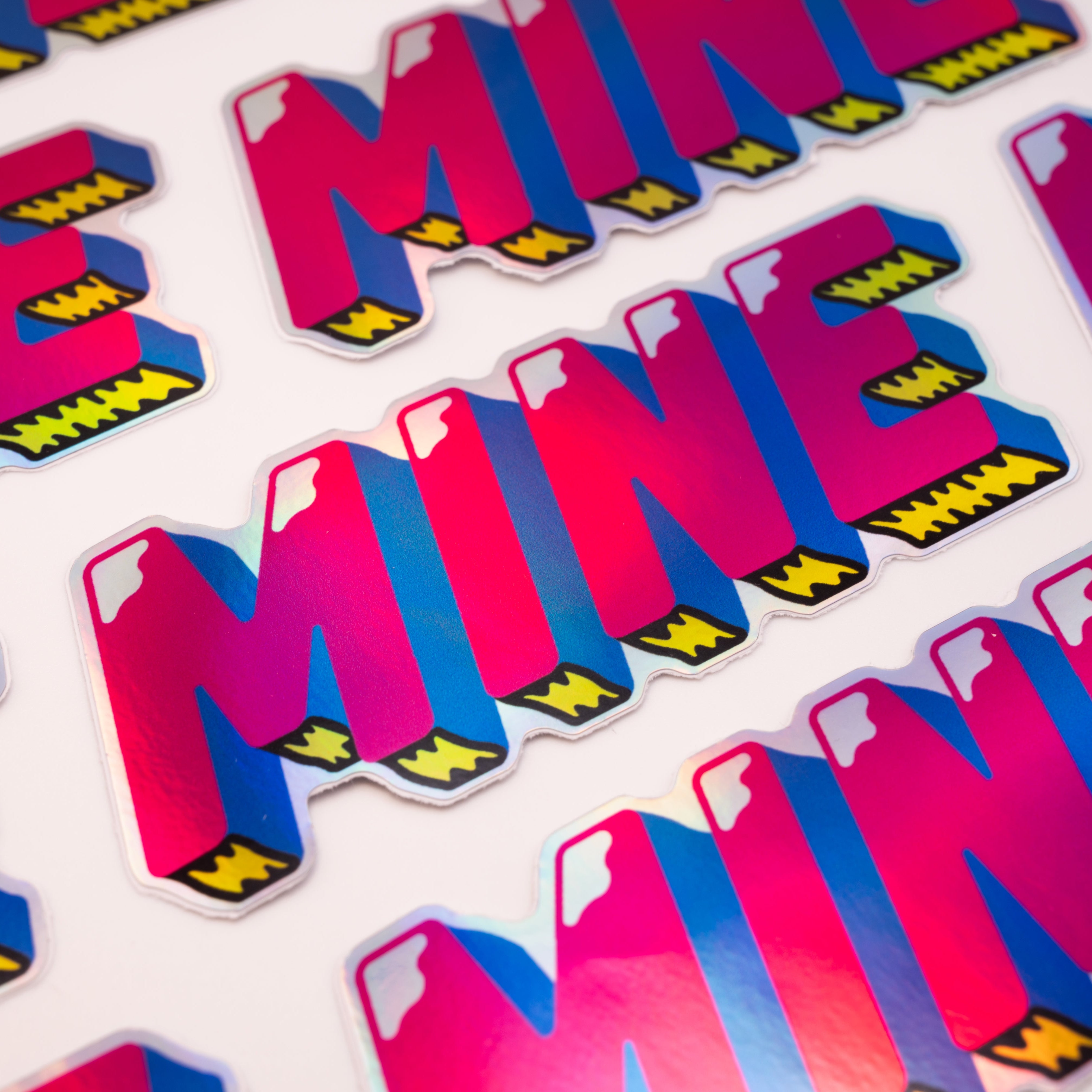 Glitzernder holografischer „Mein“-Sticker
