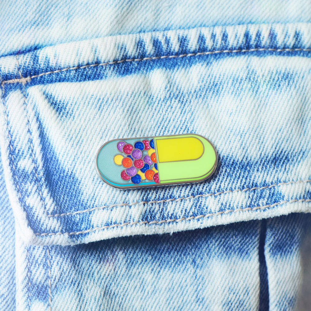Kapselpillen-Pin: Glitzerndes Medizin-Emaille-Accessoire