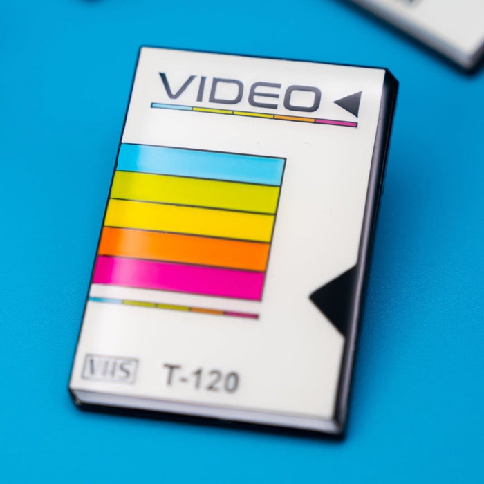 Emaille-Anstecknadel im Retro-VHS-Kassettenhüllen-Stil